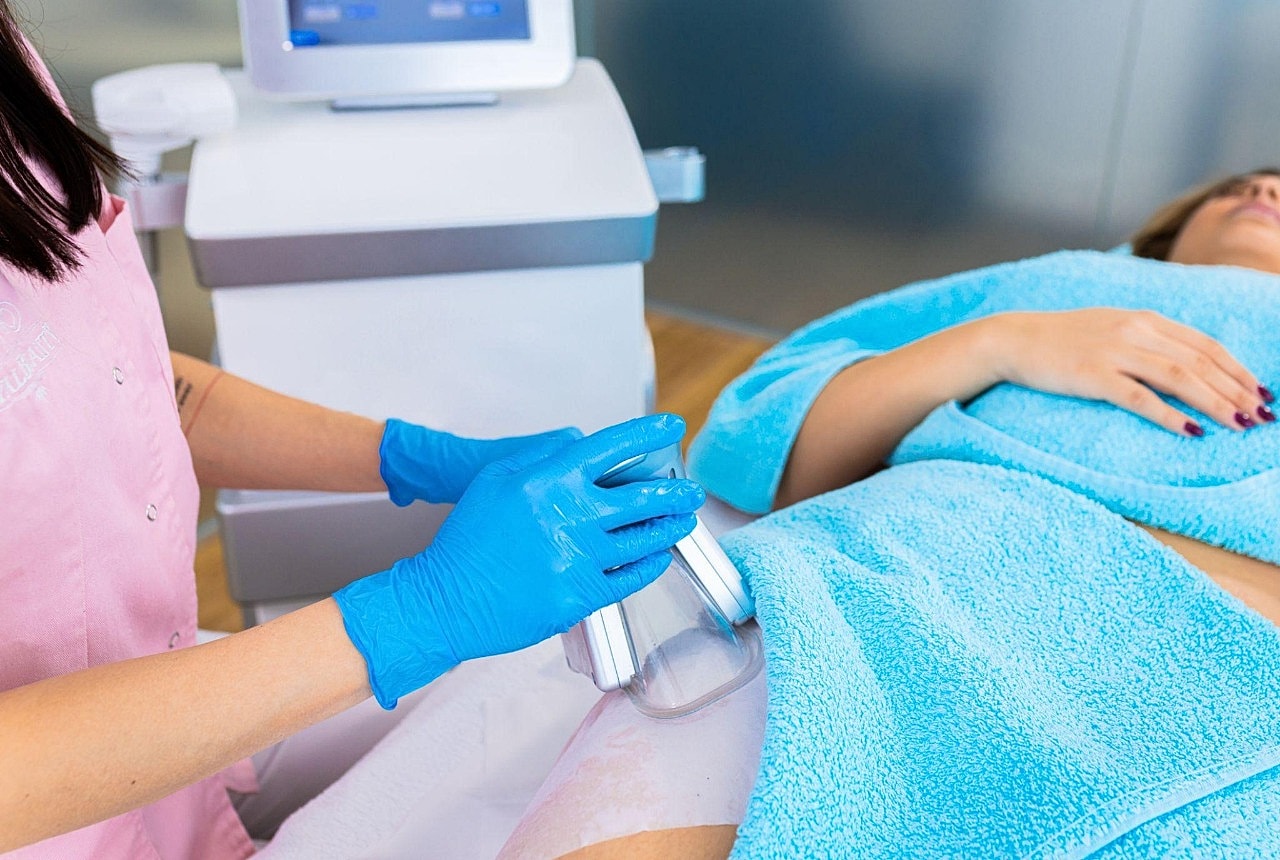 Benefits of CoolSculpting Fat Reductiontreatment procedure in a spa setting.